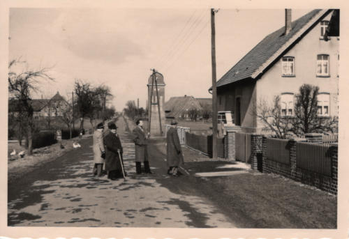 Bild von einem historischen Schnatgang, im Hintergrund das Trafohaus